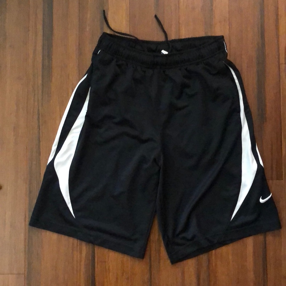 NIKE BOYS LARGE (L) / MENS SMALL (S) BLACK AND WHITE BASKETBALL SHORTS